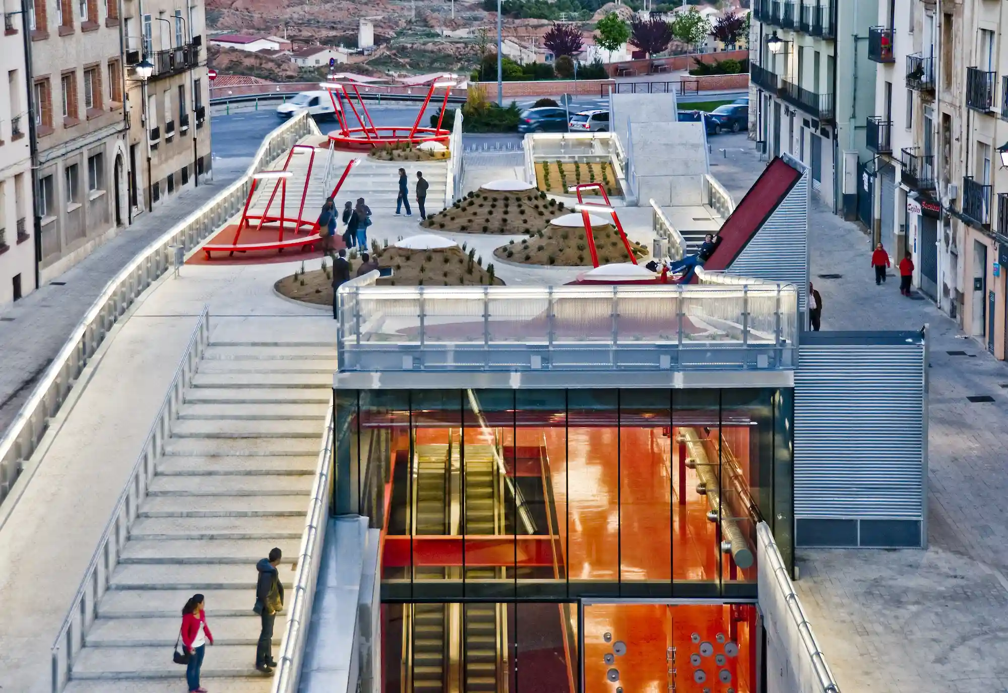 Vista aérea general de la cubierta verde transitable con personas, Centro Cultural Teruelzilla, Teruel 2015