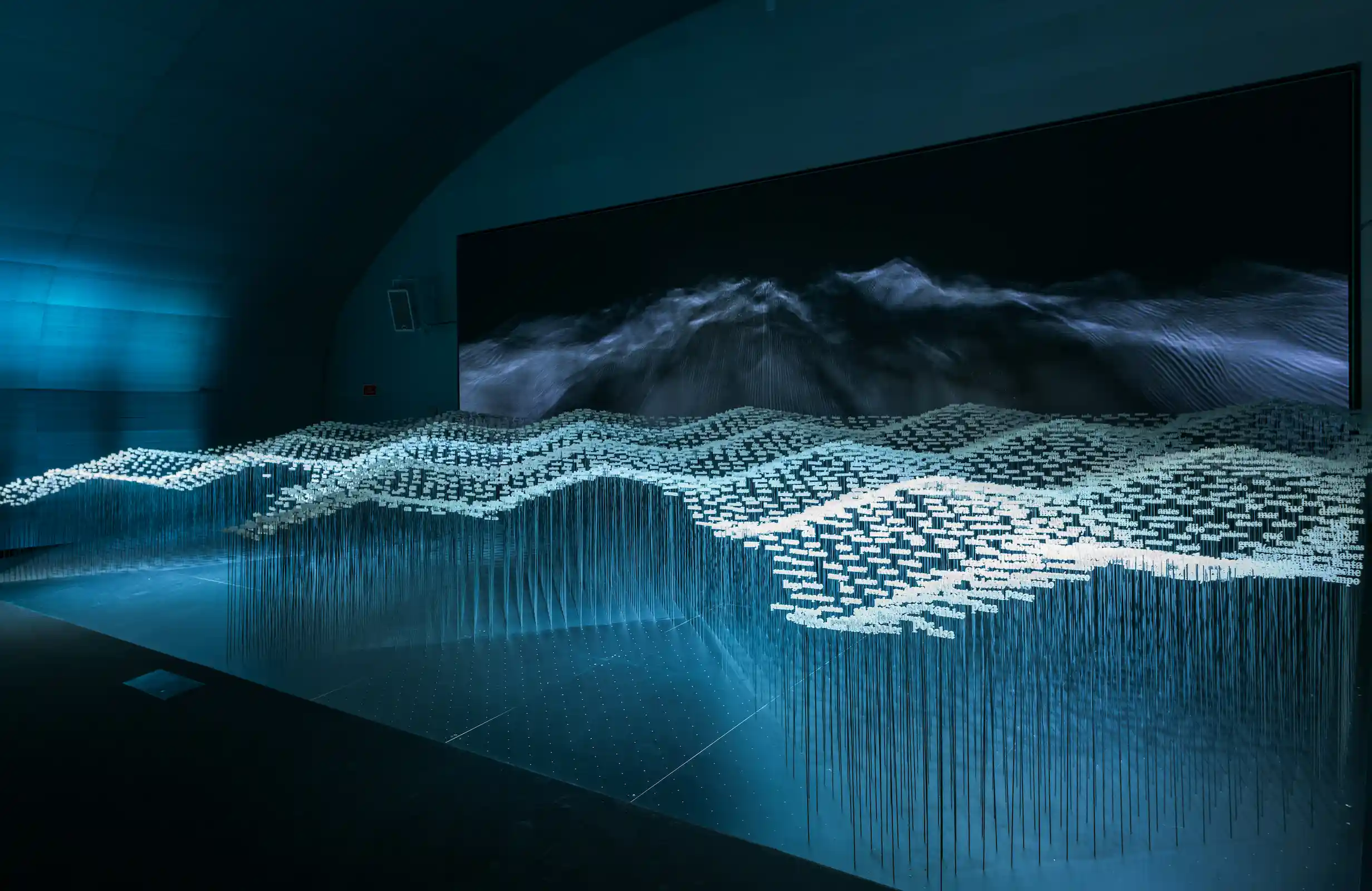 Vista en perspectiva de montaña de palabras, exposición Travesía de Estados 2015