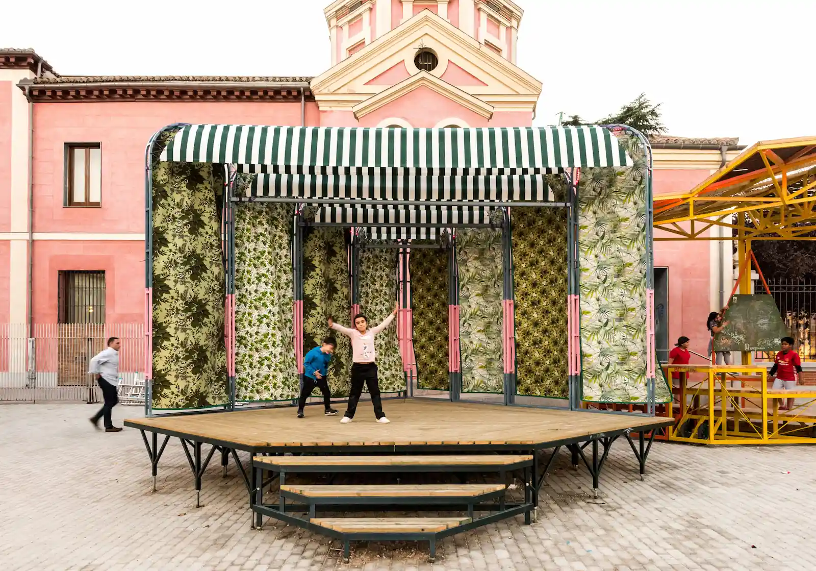 Intervención urbana Tandem Madrid 2017. Vista frontal escenario.