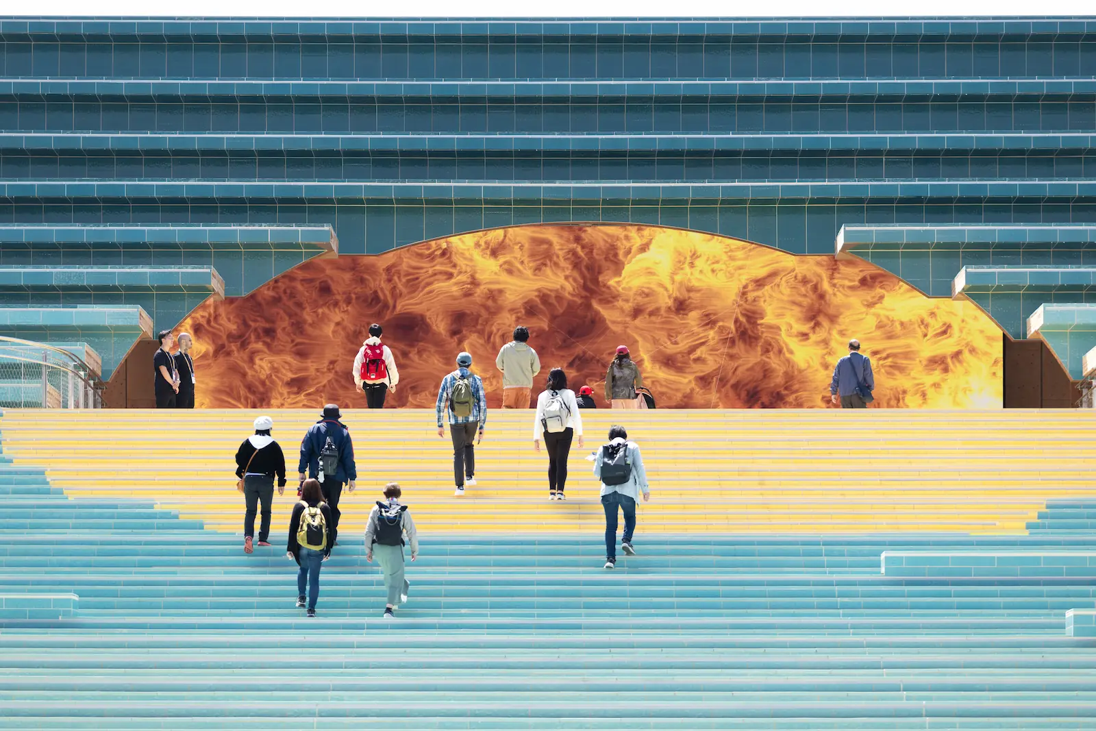 Subida de escalera con luz del sol naciente en el Pabellón de España, Osaka 2025"