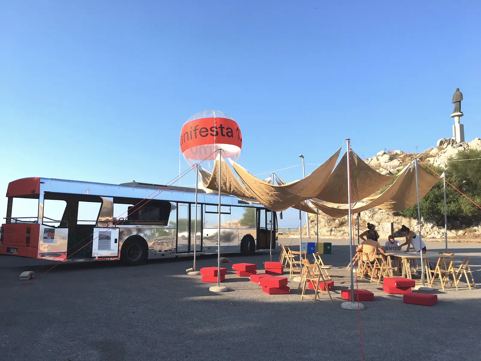 Proyecto Education HUB Manifiesta 12, 2018, Italia. Vista de la instalación urbana de formación itinerante.