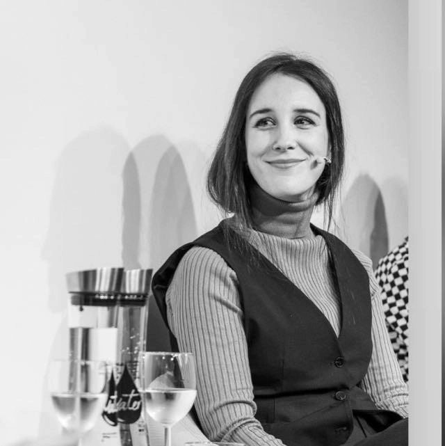Retrato en blanco y negro de Rocío Pina, cofundadora de Enorme Studio.