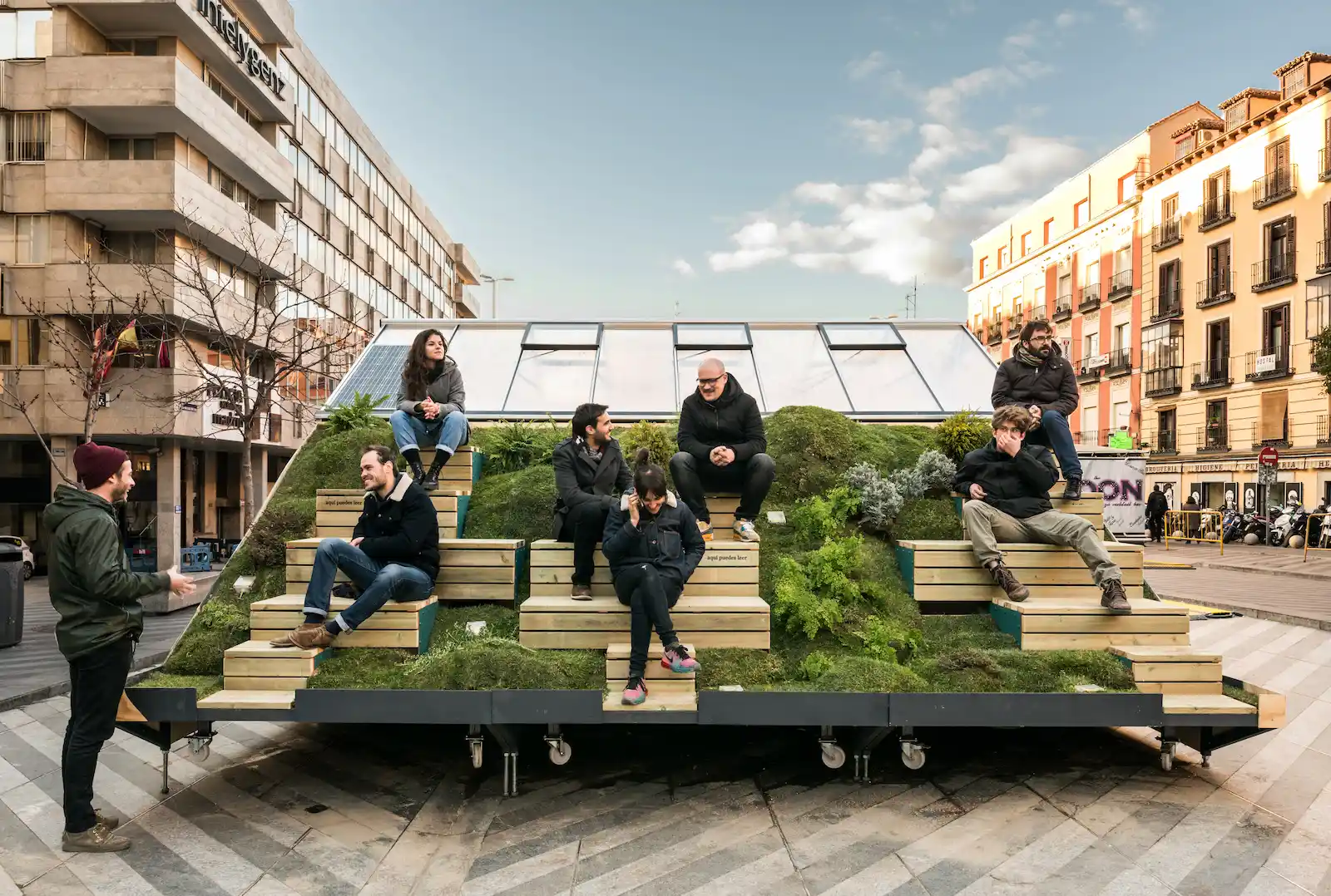 Instalación en la ciudad de Madrid, Mountain on the Moon, 2018. Vista lateral de días de las gradas en uso.