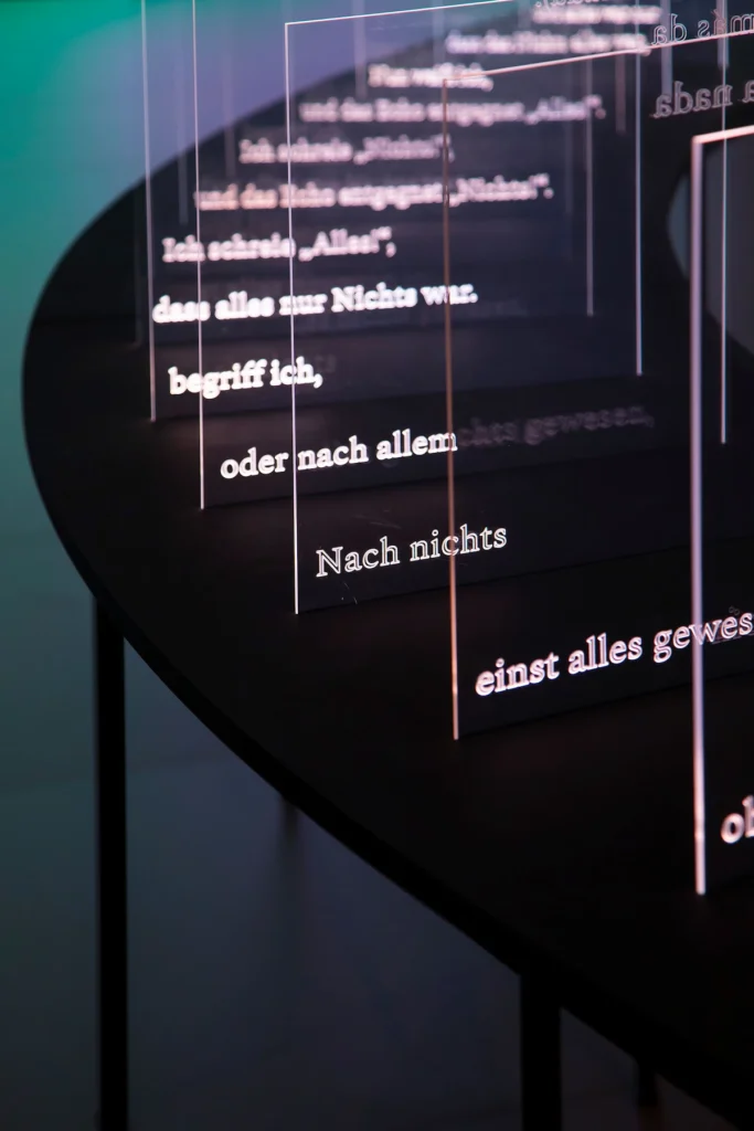 Detalle de palabras de metacrilato iluminadas en el pabellón español, Teoría de las Cerezas.